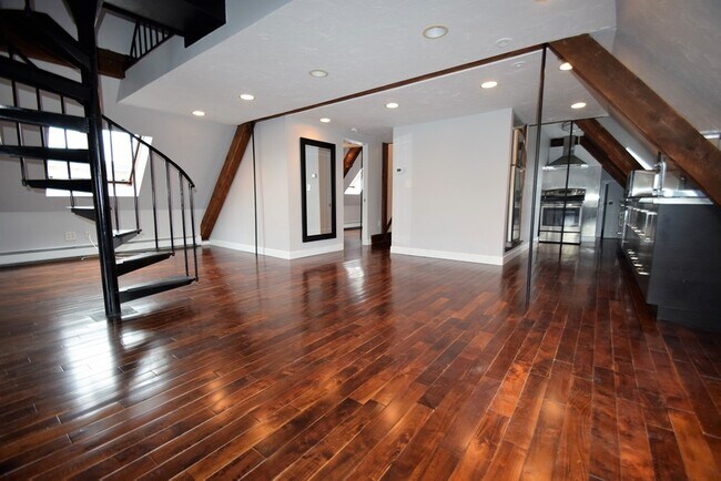 Building Photo - 444 Western Ave
