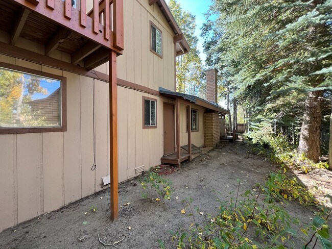 Building Photo - Large furnished 4 bedroom home with 2 car ...