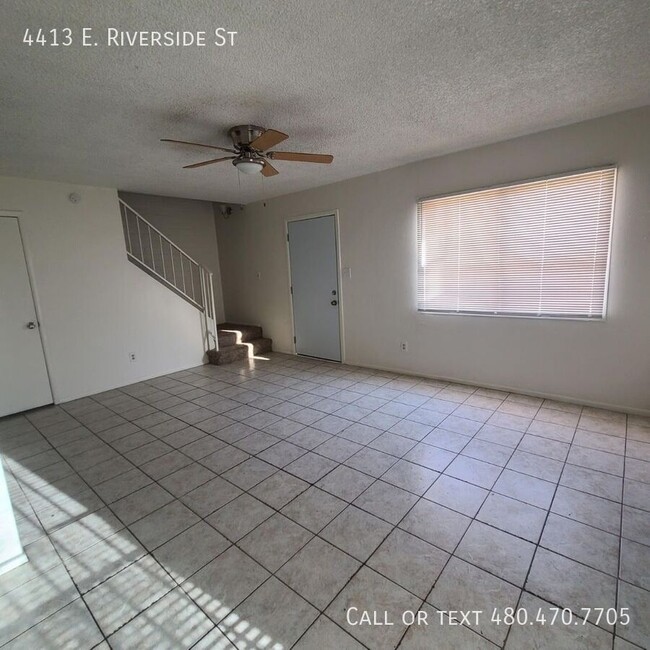 Building Photo - Don't miss out on this 2 bedroom, 1.5 bath...