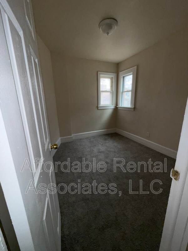 Building Photo - 2627 S 6th St