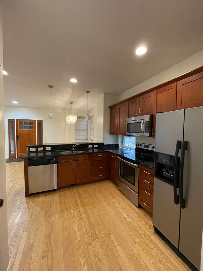 Building Photo - Super Convenient Kenilworth Location! 3 Bedrooms, 2 Bathrooms