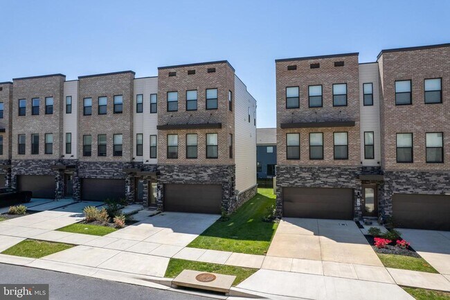 Building Photo - 870 Amity St