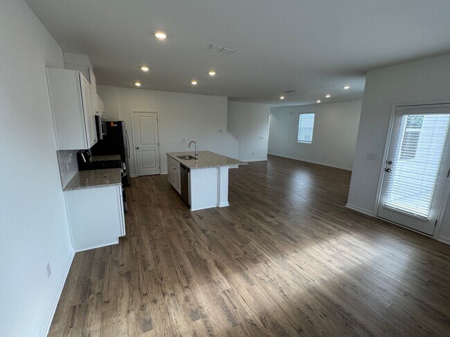 Building Photo - New 5 Bed 3 Bath Home in New Loganville Community!