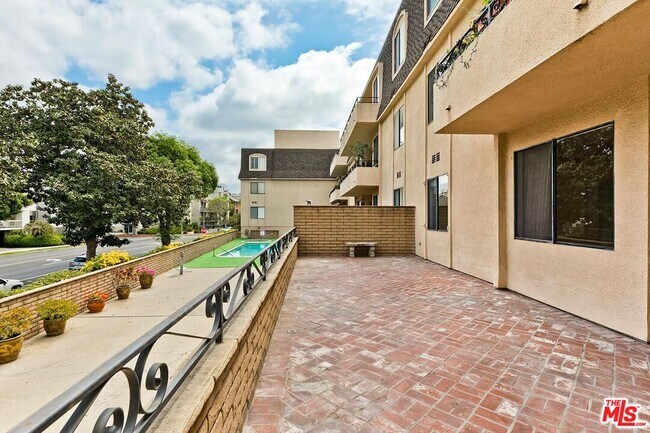Building Photo - 1201 S Roxbury Dr
