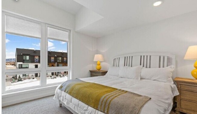 Building Photo - MODERN 3 BEDROOM 3 BATH NEAR CAMPUS