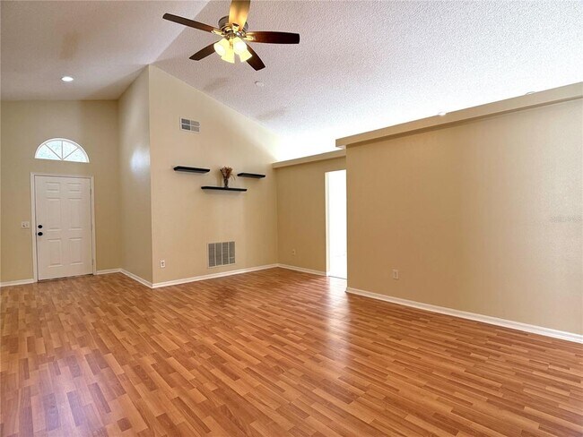 Building Photo - 526 Pine Cone Dr