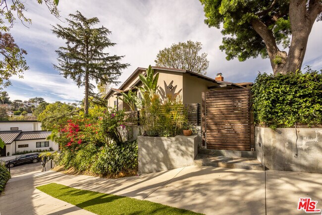 Building Photo - 3424 Primera Ave