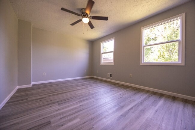 Building Photo - 202 Spring Tree Ln