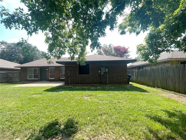 Building Photo - 3611 Shadow Trail