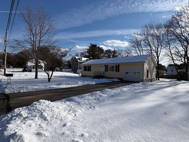 Building Photo - New to the rental market, charming 2 bedroom single family home in Wilmington, MA
