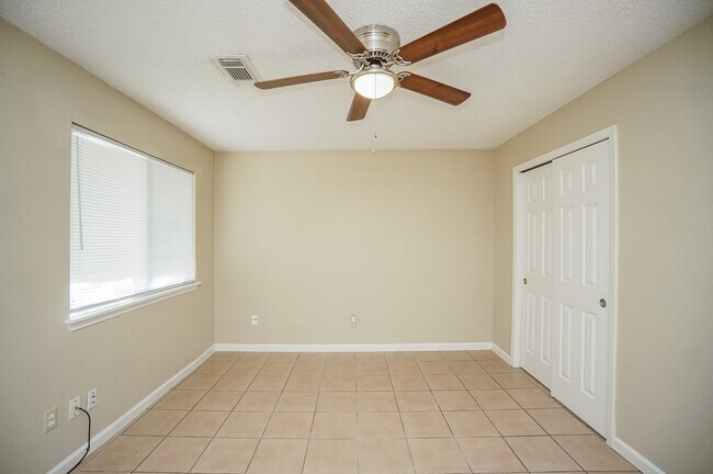 Building Photo - 20143 Beechview Ln