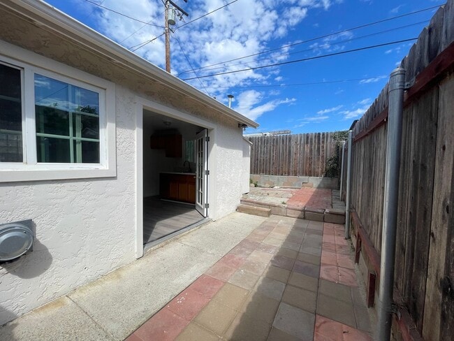 Building Photo - Freshly Renovated Studio with Yard & Mount...