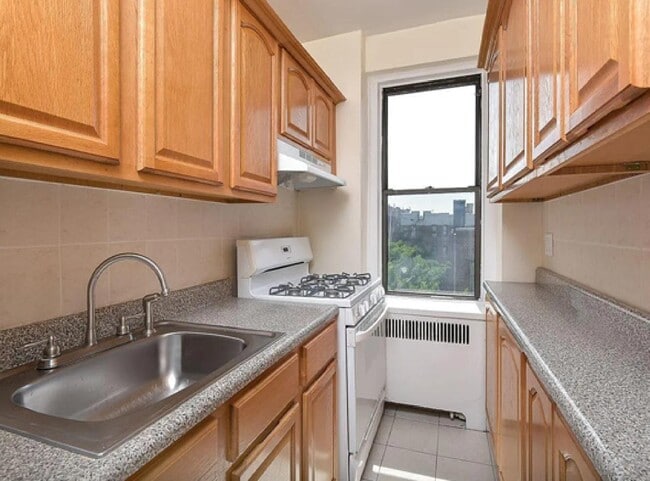 Building Photo - 2685 Creston Ave