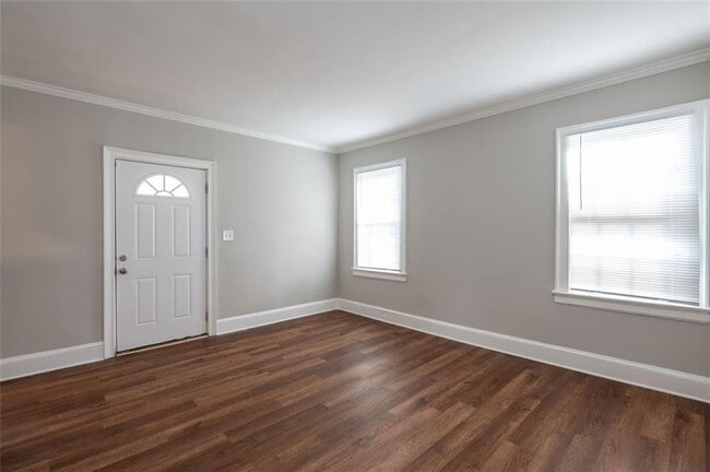 Building Photo - 1095 Deckner Ave SW