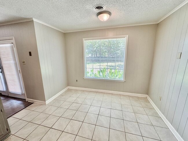 Building Photo - 5595 Briarwood Dr