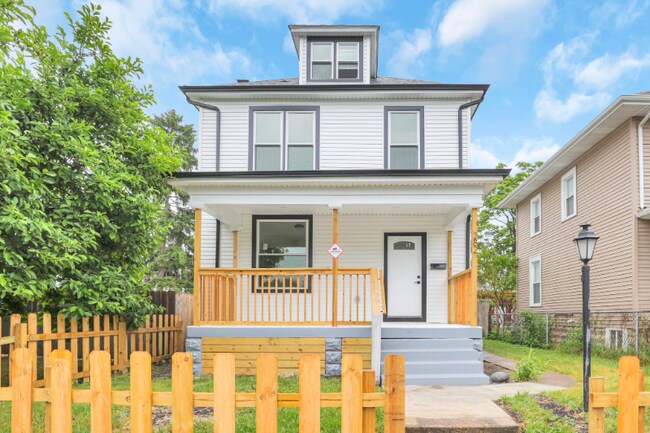 Building Photo - 282 S Cypress Ave