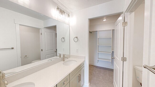 Building Photo - New Townhome For Rent in Highridge Mountai...