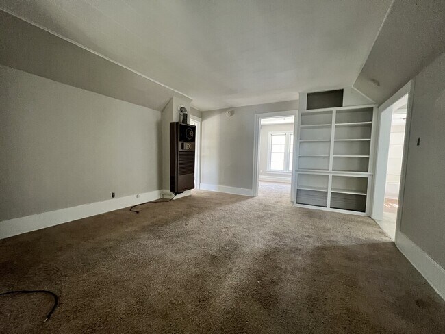 Building Photo - Center St