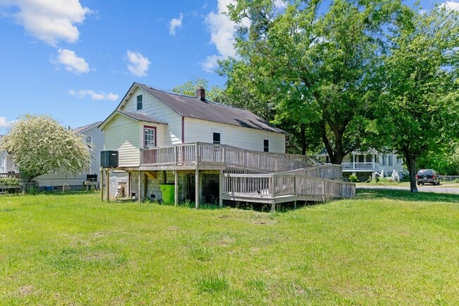 Building Photo - 209 Ellington St