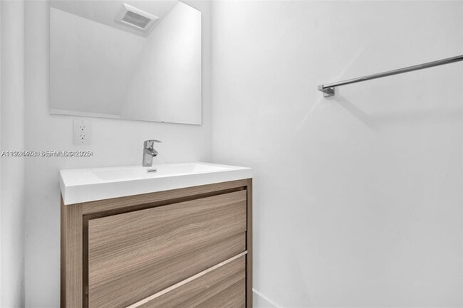 Building Photo - 4181 N Oak Pl