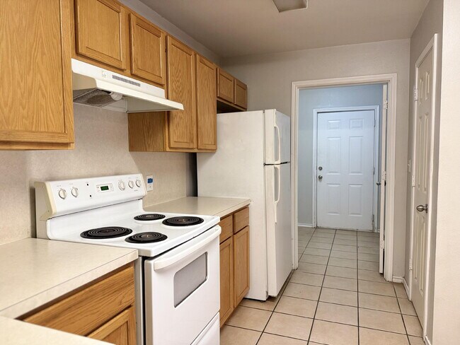 Building Photo - 304 N Brentwood Ave