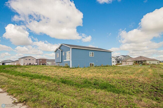 Building Photo - 4 bedroom 2 bathroom house