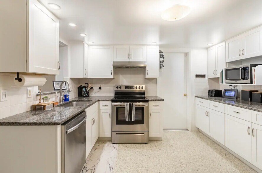 Building Photo - 1447 Caribbean Dr