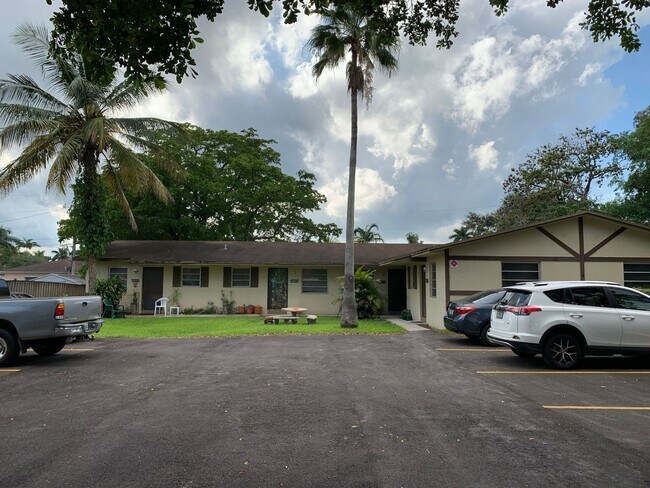 Building Photo - 4875 - 4883 SW 65 Ave Davie, FL 33314