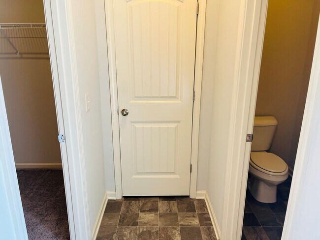 Building Photo - Wow! Check out this charming 3 bedroom 2.5 bathroom home in Newnan!