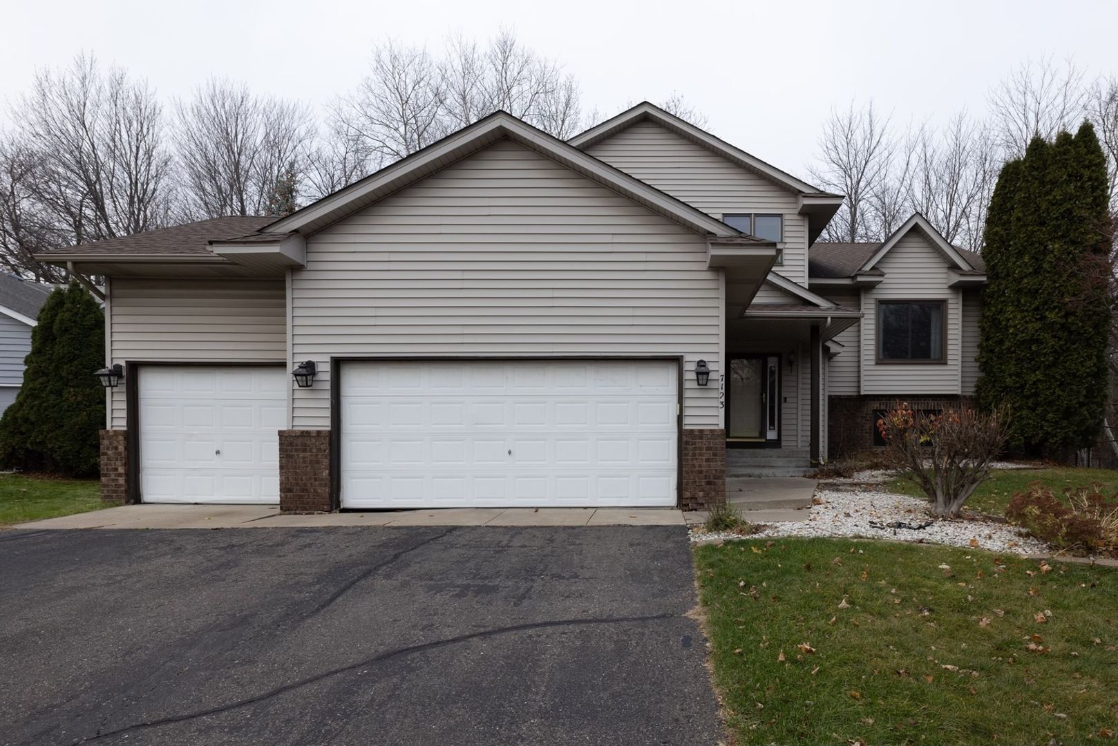 Building Photo - 7123 Yorktown Ln N