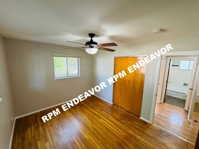 Building Photo - 3 Bed 1.5 Bath. Move in Ready! Deposit Fre...