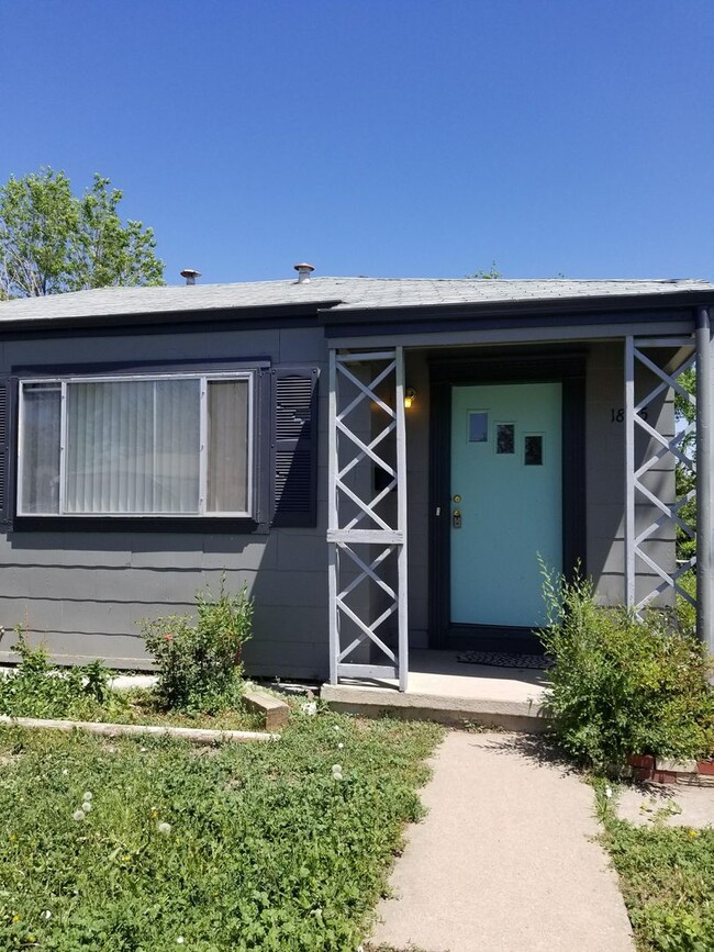 Building Photo - Don’t miss out on this super cute single-f...