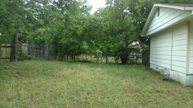 Building Photo - Nice older house in N Austin