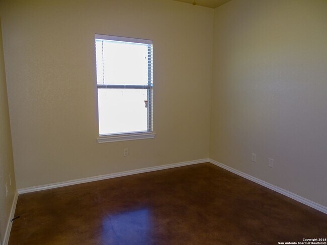 Building Photo - Spacious & Stylish Duplex in New Braunfels!