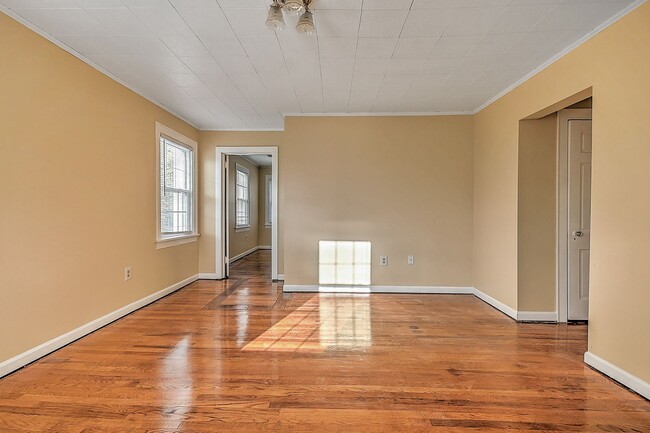 Building Photo - 3 Bdrms +Office / 2 baths Upstairs Apt - K...