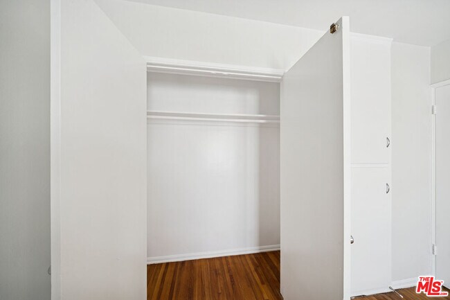 Building Photo - 7571 Willoughby Ave