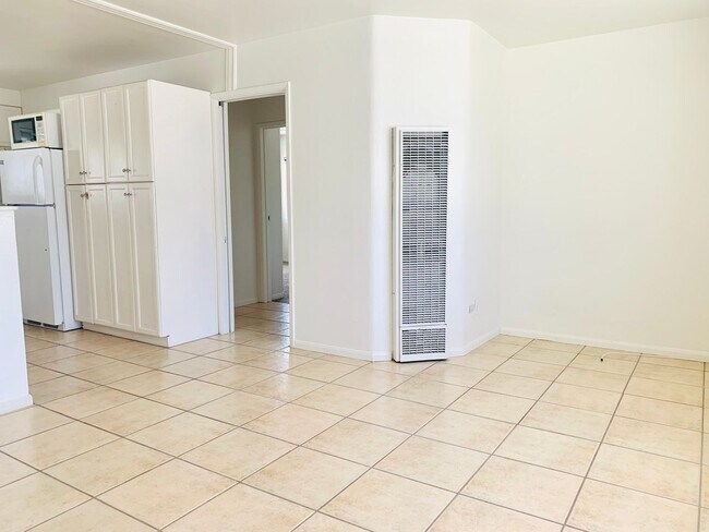 Building Photo - Live by the Beach! 2BD/1BA Mission Beach Apartment with Garage! ONLY $3,295/mo!