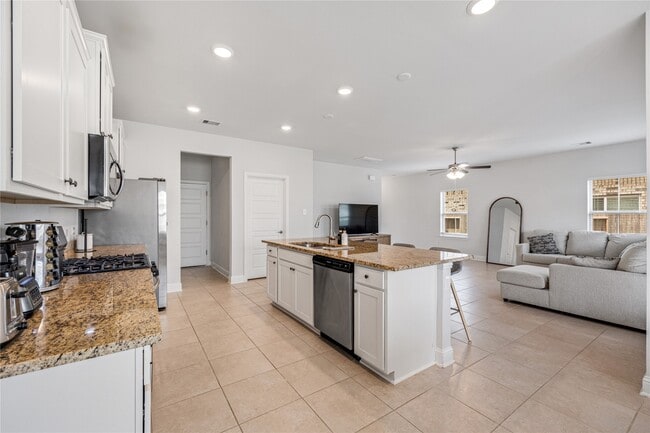 Building Photo - 32906 Ruthie Dean Dr