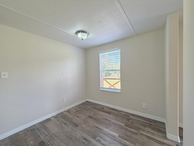 Building Photo - Move-In Ready 2-Bedroom 2 Bath home on One Acre!
