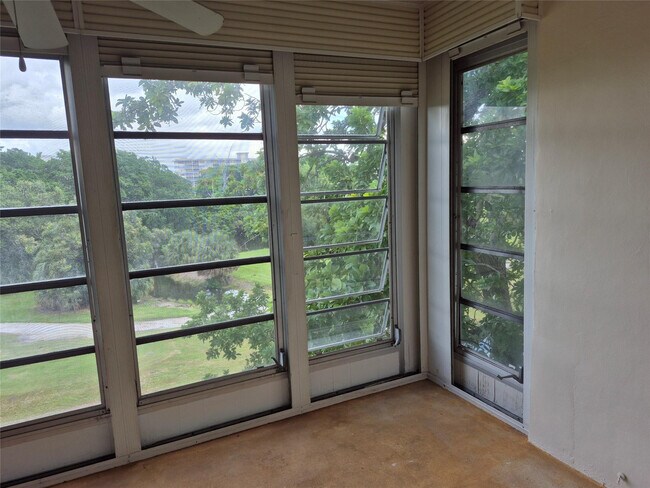 Building Photo - 3151 S Palm Aire Dr