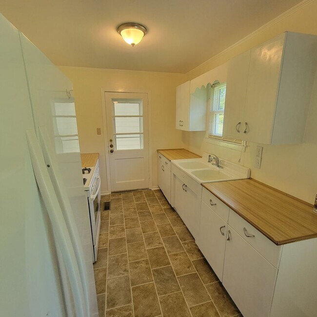 Building Photo - 2 Bed, 1 Bath House-Cookeville City Limits