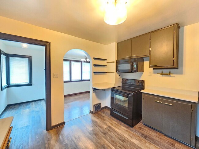Building Photo - $2,300 - 4 Bed / 2 Bath Charming Home In P...