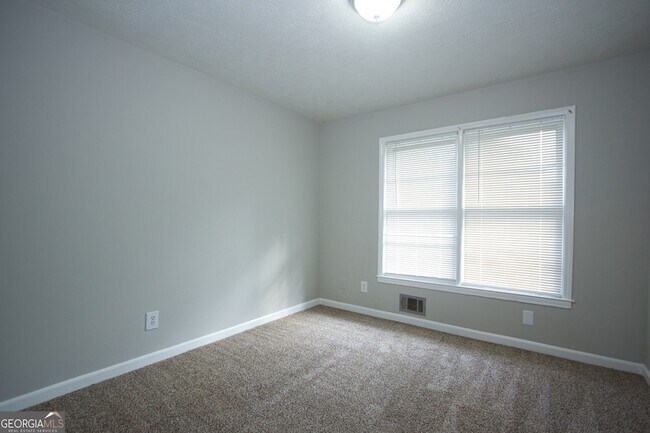 Building Photo - 2139 Golfview Dr SE