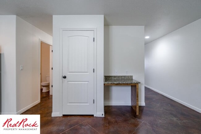 Building Photo - Charming 3 Bedroom Townhome with INTERNET INCLUDED & Dog-Friendly!