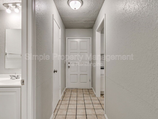Building Photo - 8506 Candlewood Dr