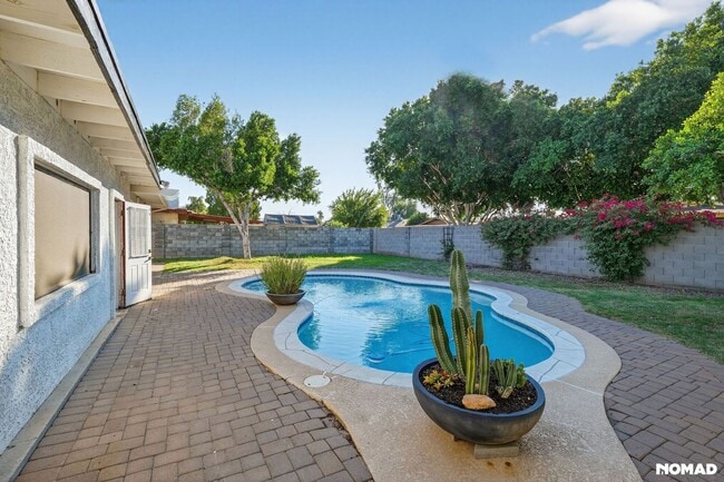 Building Photo - 3029 W Shaw Butte Dr