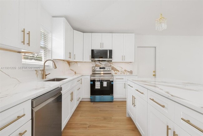 Building Photo - 102 SW 13th Ave