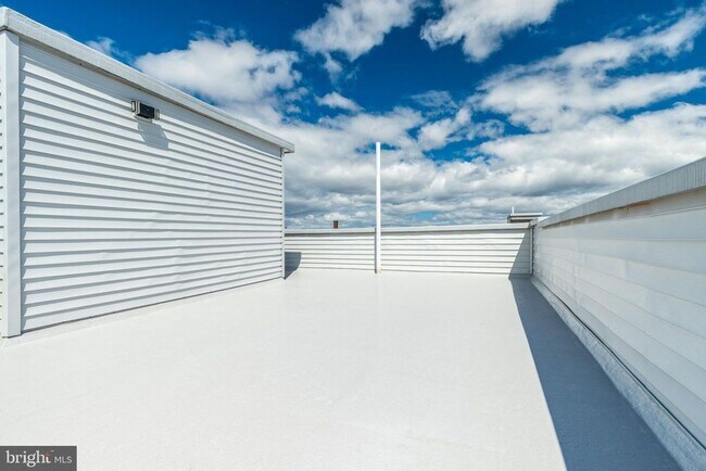 Building Photo - Breathtaking House for Rent wt Roof Deck