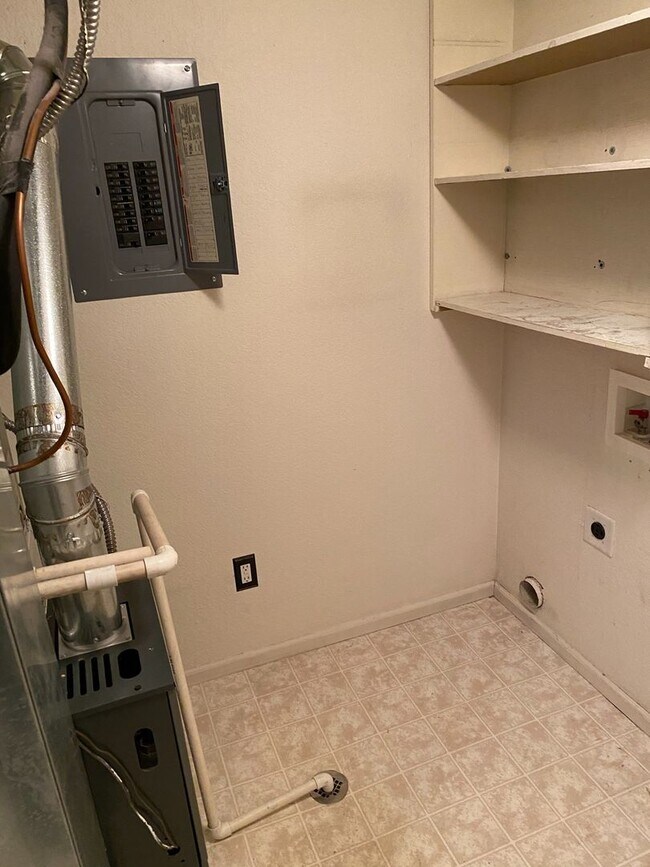 Building Photo - Spacious 2 Bed 2.5 Bath Townhouse in Northeast Fort Collins