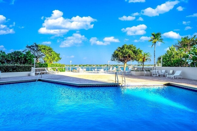 Building Photo - 5600 N Flagler Dr